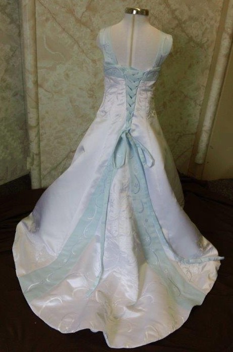 White flower girl dresses with baby blue color accents.
