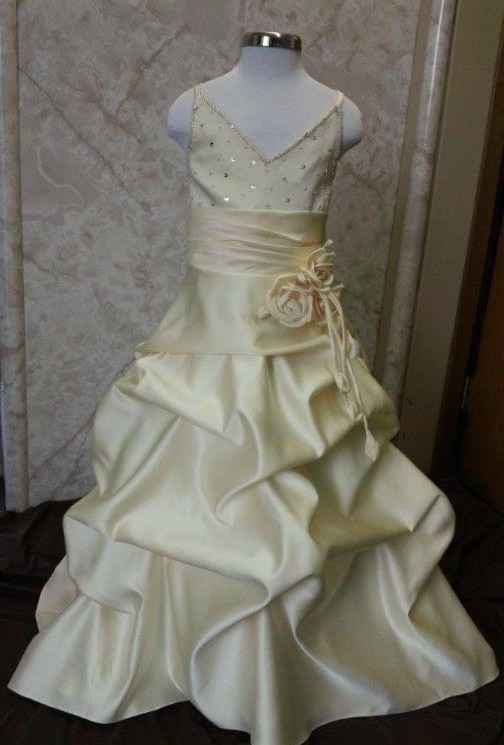 Sweetheart miniature wedding dress with waistline dangling roses and pickup skirt